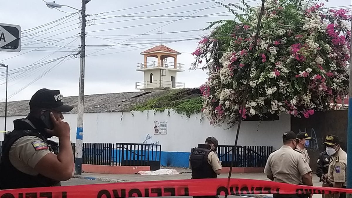 Gendarmes apostados fuera de la iglesia del suroeste de Guayaquil, que fue escenario de un hecho violento este 5 de noviembre.