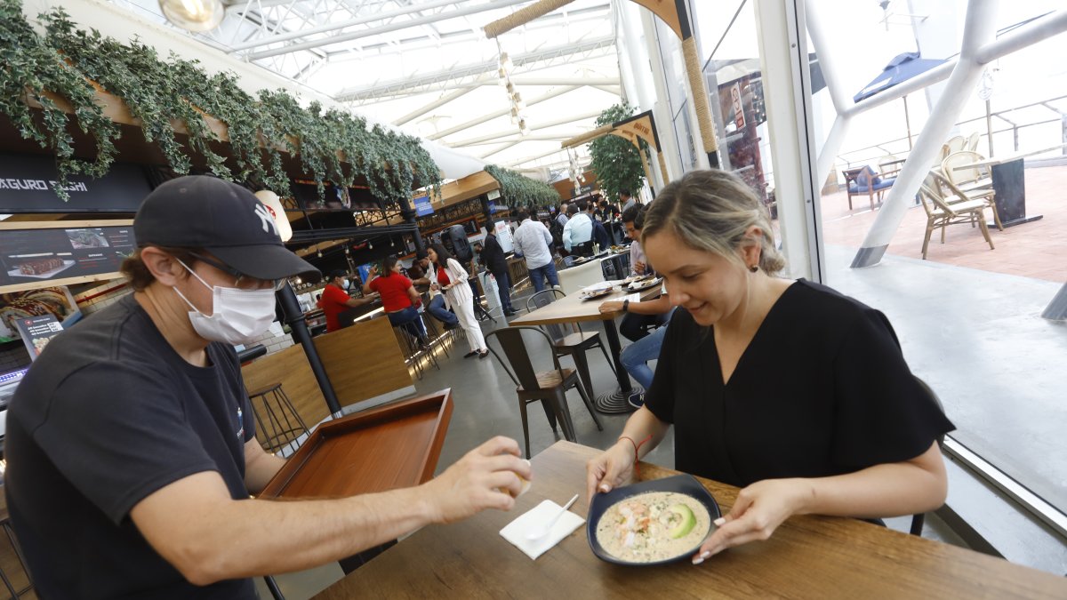 Establecimiento. En el Mercado del Río hay 27 restaurantes y bares.