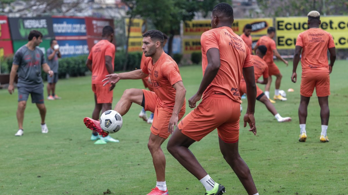 Emmanuel Martínez (izquierda) fue ratificado por la dirifencia de Barcelona, aunque también interesa en el fútbol del exterior