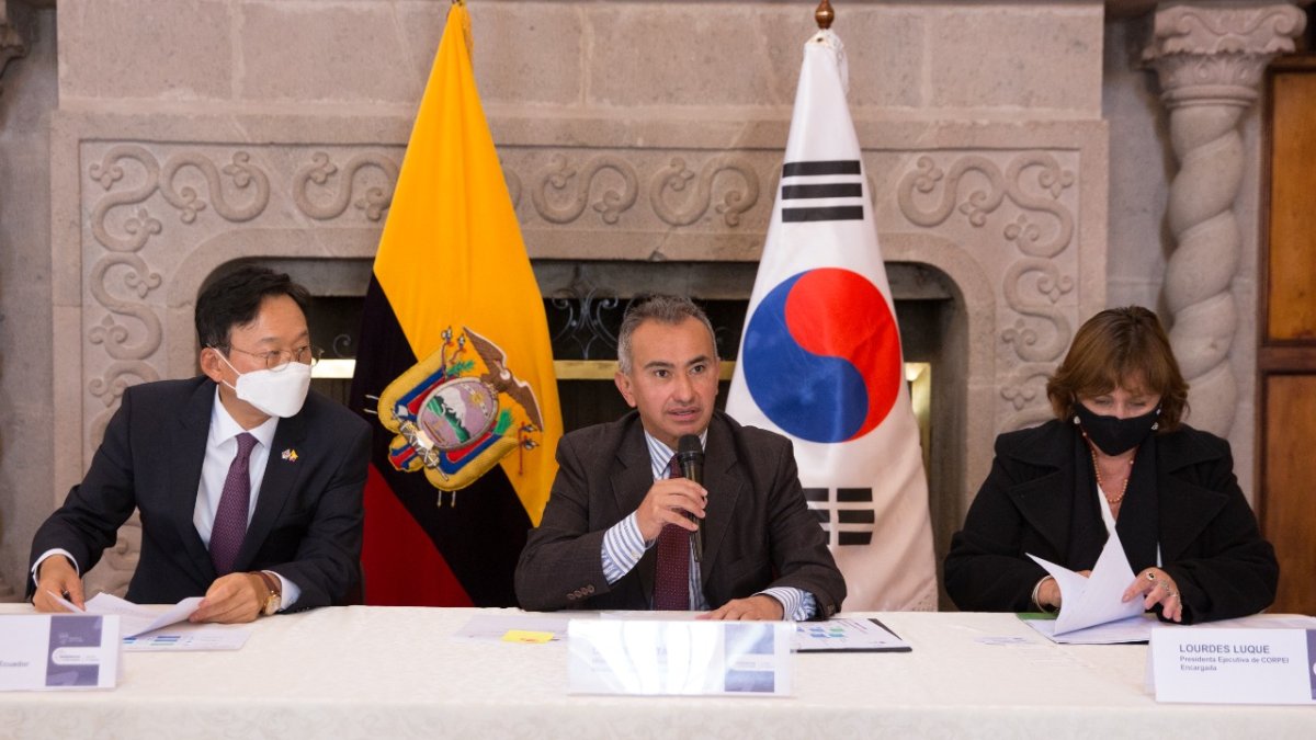 El acuerdo fue suscrito por el canciller subrogante, César Montaño; el embajador de Corea en el Ecuador, Bongwoo Ko, y la presidenta ejecutiva encargada de Corpei, María de Lourdes Luque de Jaramillo.