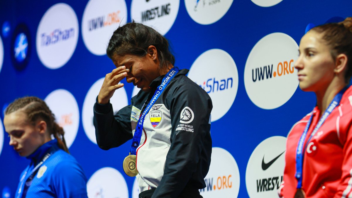 Yépez (c) no pudo contener las lágrimas al oír el Himno Nacional en el podio.