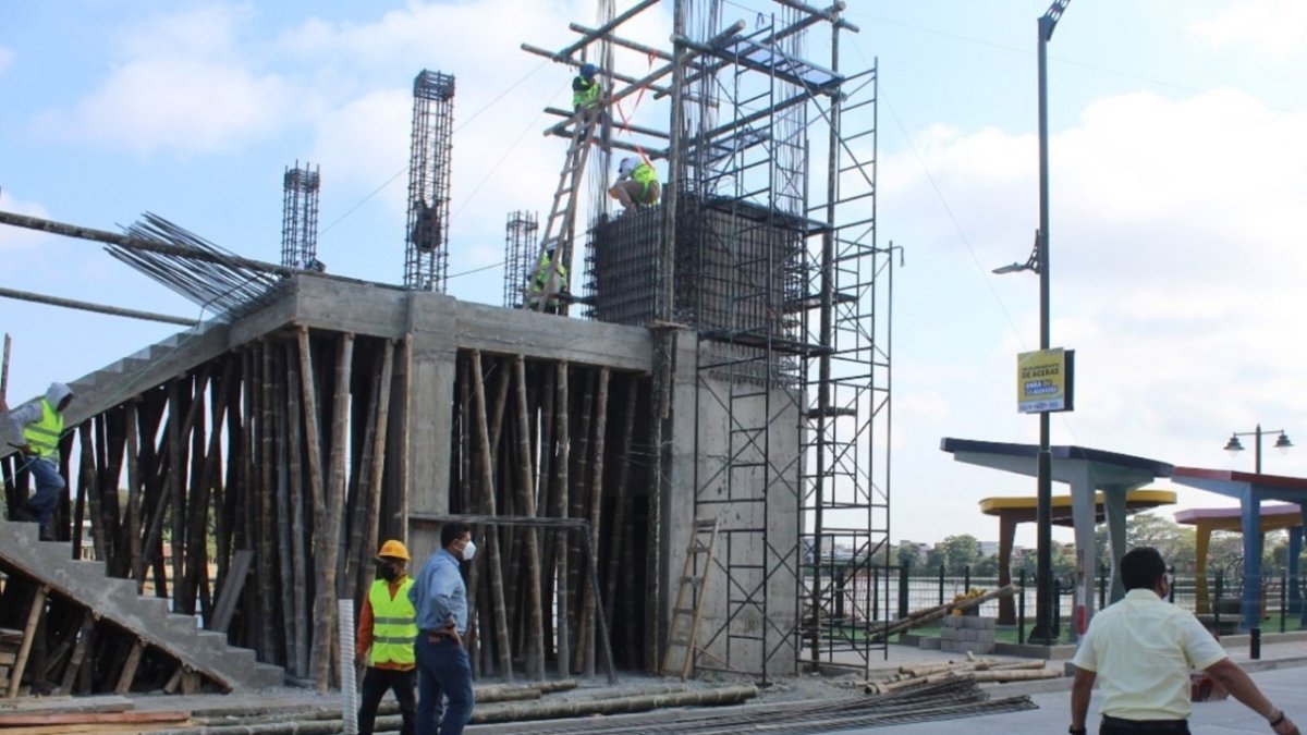 1. Construcción. El puente peatonal tendrá una longitud de 154 metros y contará con ascensores para facilitar la movilidad de personas con discapacidades.