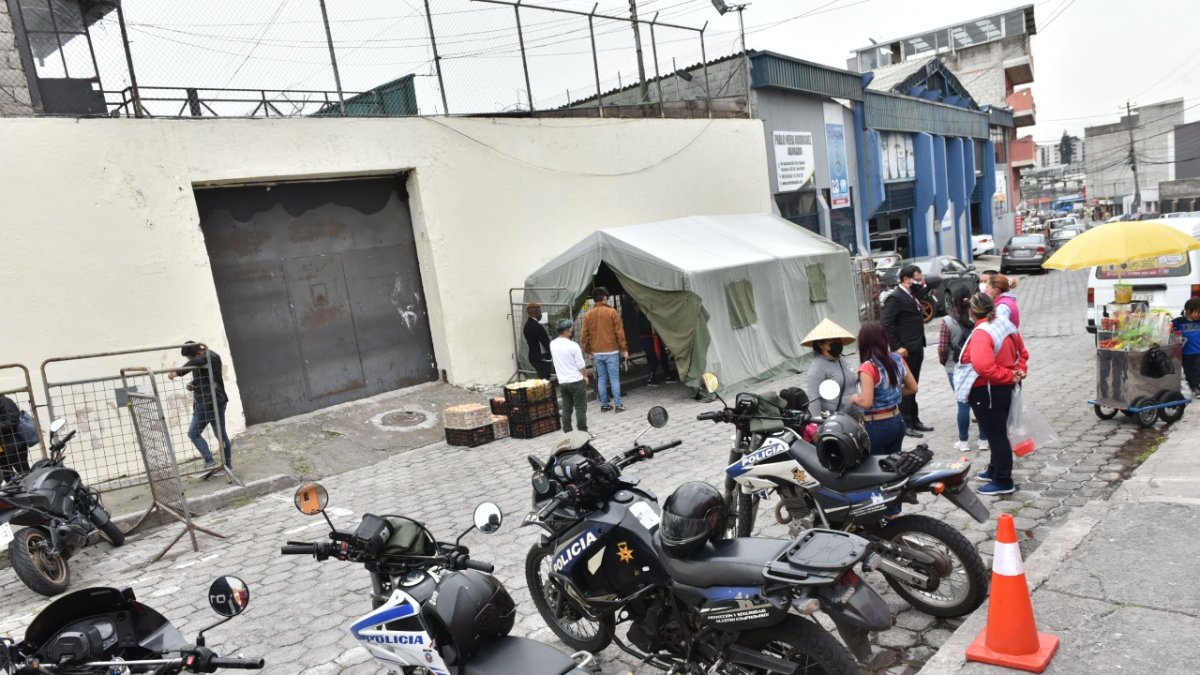 En una carpa de los militares se efectúan las revisiones a las visitas.