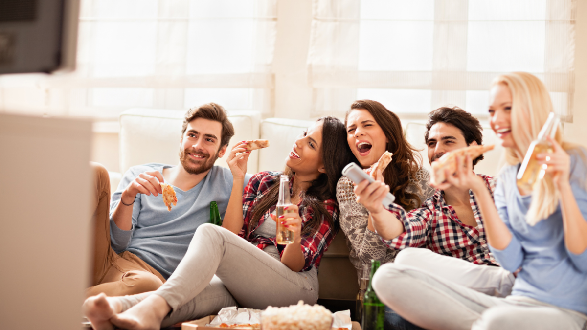 Quedarse en casa no tiene por qué ser aburrido, menos si tienes los planes y la compañía perfecta.
