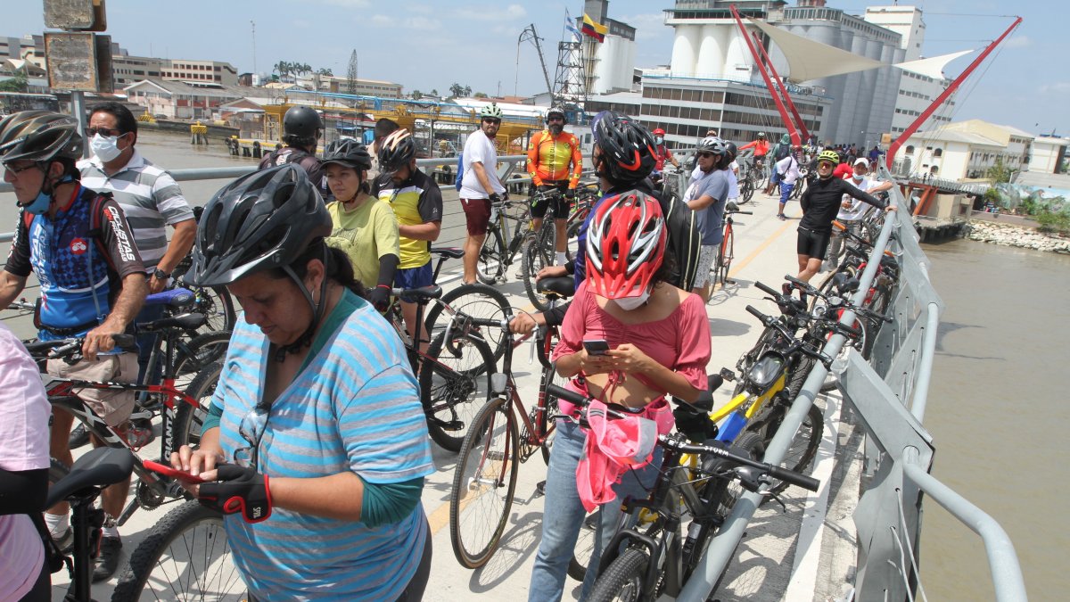 Evento. Ciclistas de diferentes agrupaciones acudieron al plantón para apoyar el pedido de no retirar el puente.