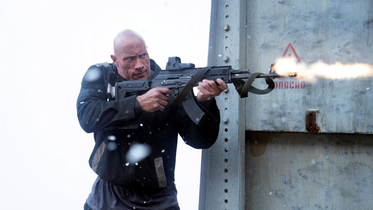 Fotograma cedido por Netflix donde aparece el actor Dwayne Johnson como John Hartley, durante una escena de la película de acción 