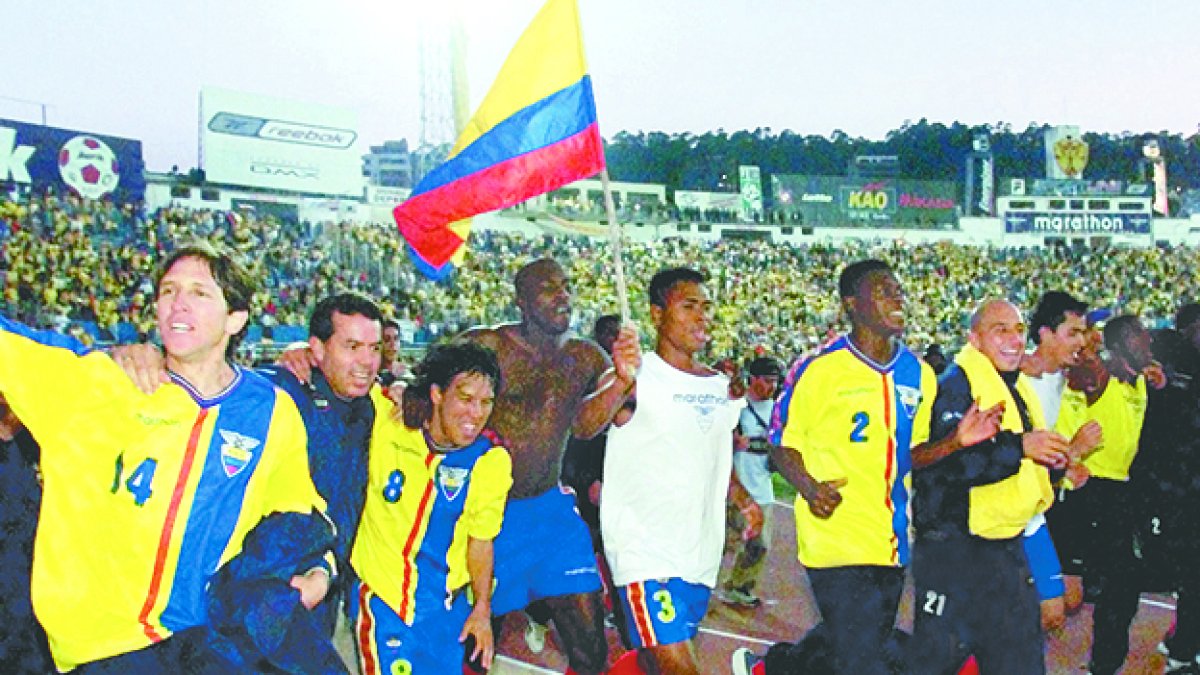 Luego de igualar ante Uruguay, los jugadores de la Tricolor dieron una vuelta olímpica en el Atahualpa.