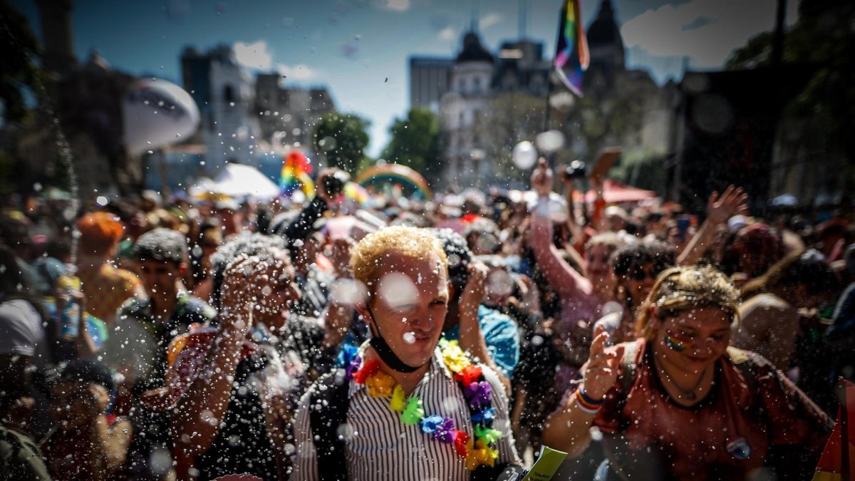 EFE
Fuente:
EFE
Autor:
Juan Ignacio Roncoroni
Temática:
Asuntos sociales » Grupos minoritarios » Homosexualidad
Participantes caminan en la XXX marcha del orgullo gay hoy sábado en Buenos Aires Argentina. Buenos Aires celebra su XXX Marcha del Orgullo LGBTIQ+, que, tras la edición virtual de 2020, vuelve a las calles del centro de la capital argentina con la consigna “Ley Integral Trans ¡Ya!”