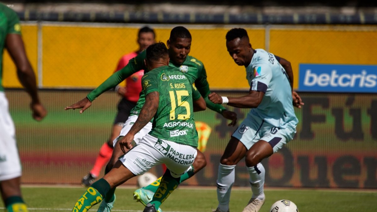 Universidad Católica contó con un Walter Chalá (d) en una gran nivel. Asistió para el gol.