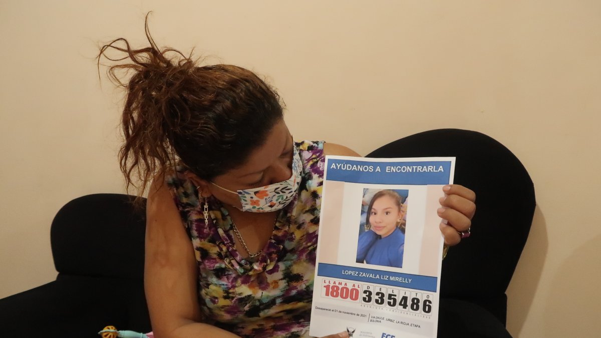 Johanna Zavala muestra una hoja con la foto de su hija. Denunció su desaparición.