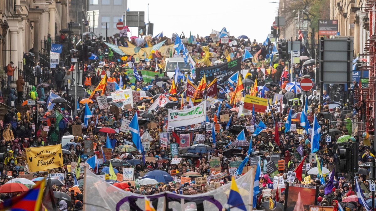 Miles de activistas y manifestantes marchaban ayer para exigir acciones de los líderes mundiales en la COP26 que tiene lugar en Glasgow, Gran Bretaña.