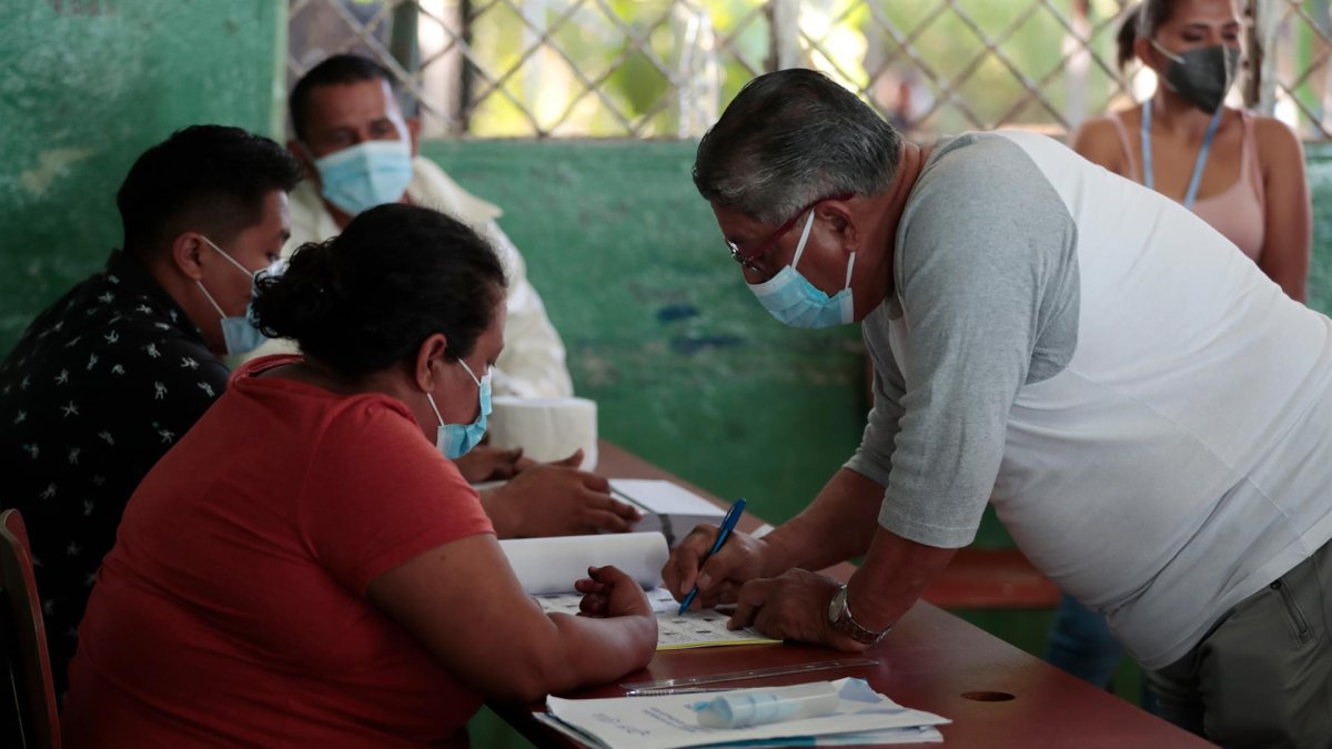 Un hombre vota en las elecciones presidenciales hoy, en la Junta Receptora de Esquipula en Managua (Nicaragua).