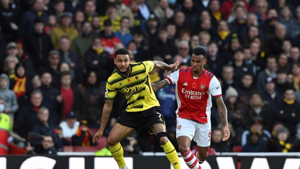 Joshua King de Watford (L) y Gabriel del Arsenal (R) en acción durante el partido de fútbol de la Premier League inglesa entre el Arsenal FC y el Watford FC en Londres, Reino Unido, 07 de noviembre de 2021.