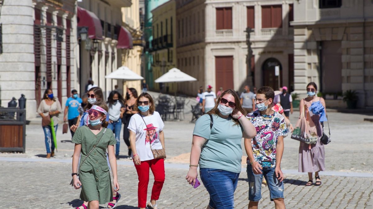 Turistas recorren las calles hoy, 7 de noviembre del 2021, en La Habana.