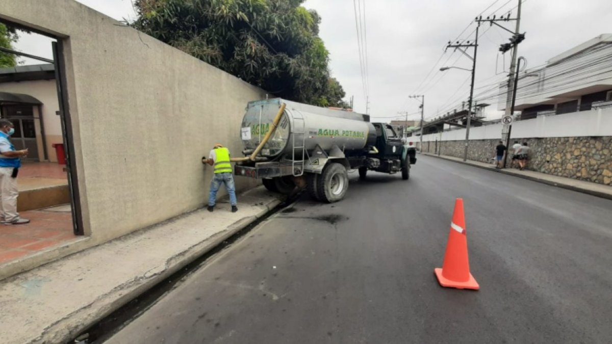 Abastecimiento. Interagua indicó que abasteció del líquido a centros de salud.