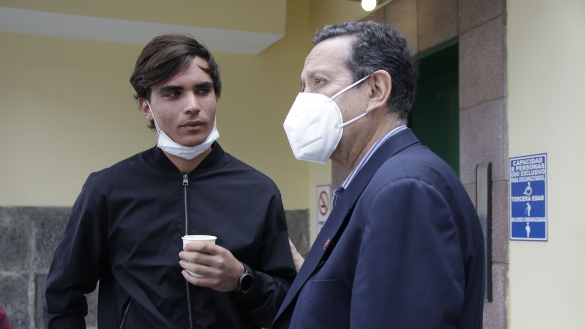 Eduardo Bores Jr. recibió muestras de respaldo en el velorio de su padre. Nicolás Vega, gerente de AFNA, le indicó que las cenizas del exfutbolista serán esparcidas en la cancha del estadio Atahualpa.