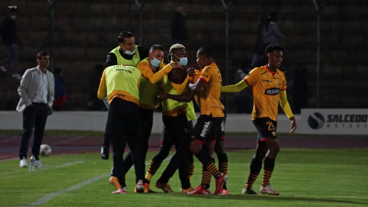 Los jugadores de Barcelona abrazan a Leonel Quiñónez (semioculto) tras marcar el primer gol ante Olmedo. De lejos, observa al técnico Fabián Bustos (i).