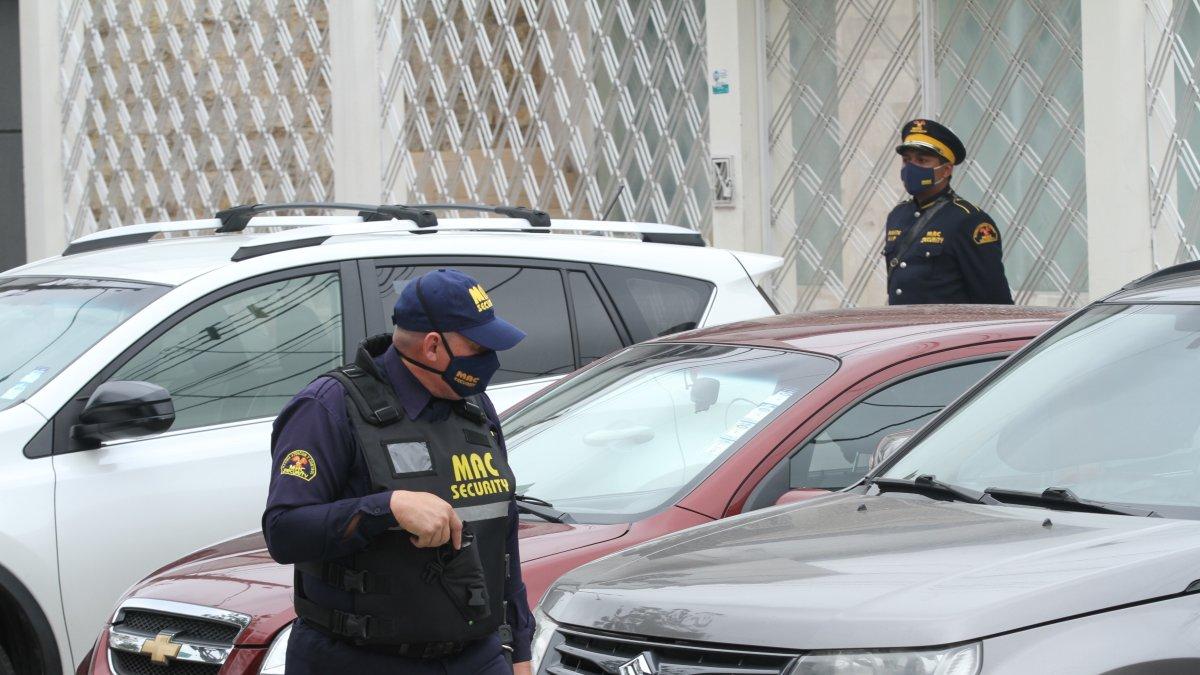 Cuidado. Mientras se desarrolla la reunión o evento, un guardia hace una ronda en el parqueadero de vehículos.
