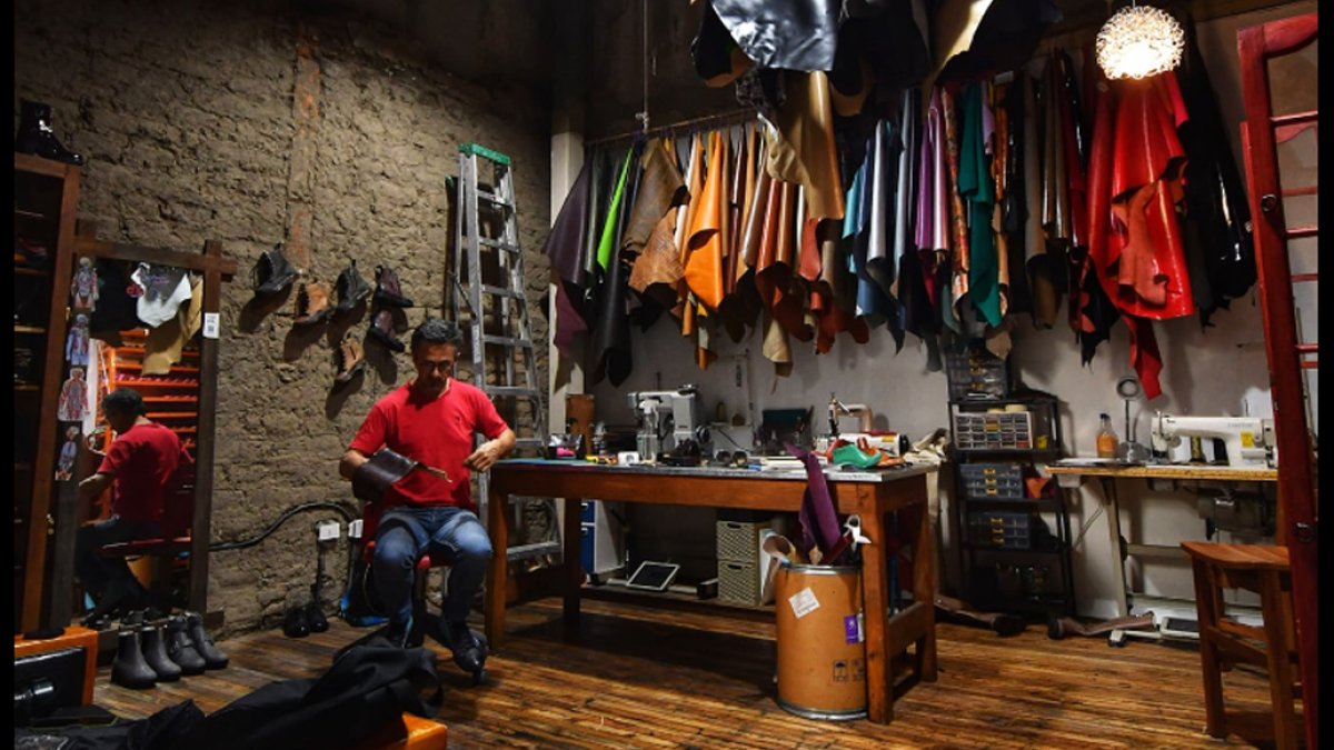 El lugar. En el taller, donde confecciona sus zapatos.