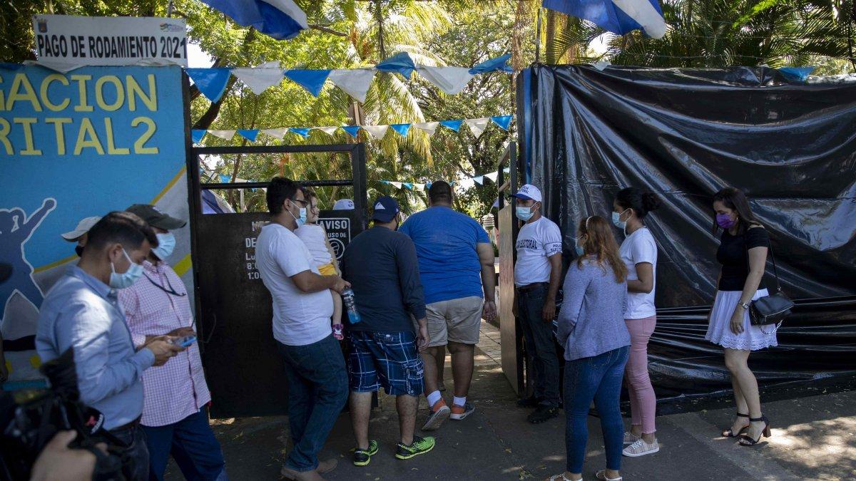MANAGUA. Un grupo de personas llega a la junta receptora de votos, del distrito dos de la capital durante las elecciones presidenciales.