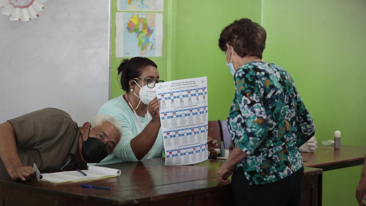 Una mujer vota en las elecciones presidenciales, el 7 de noviembre de 2021, en la Junta Receptora de Esquipula en Managua (Nicaragua).