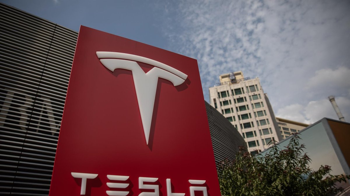 Vista del logotipo de la compañía estadounidense Tesla, en una fotografía de archivo.