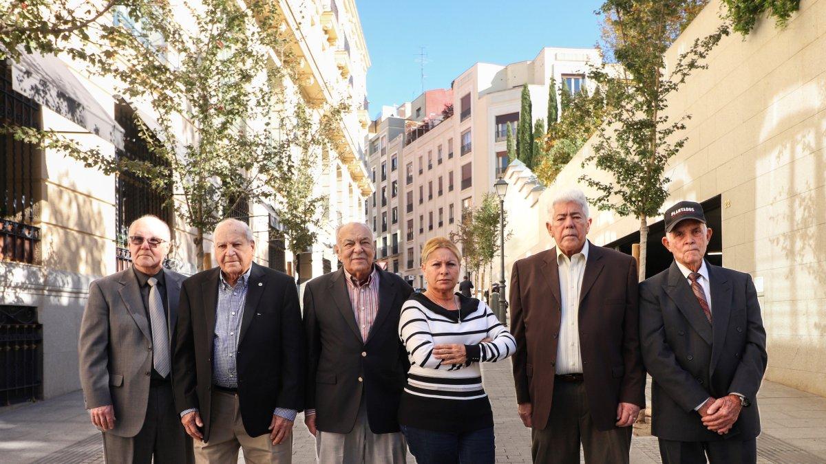 (i-d) Los expresos políticos cubanos Luis Zúñiga, Roberto Permo, Ernesto Díaz, Maritza Lugo, Ángel de Fana y Osvaldo Figueroa posan para los fotógrafos durante una entrevista con EFE, este lunes en Madrid.