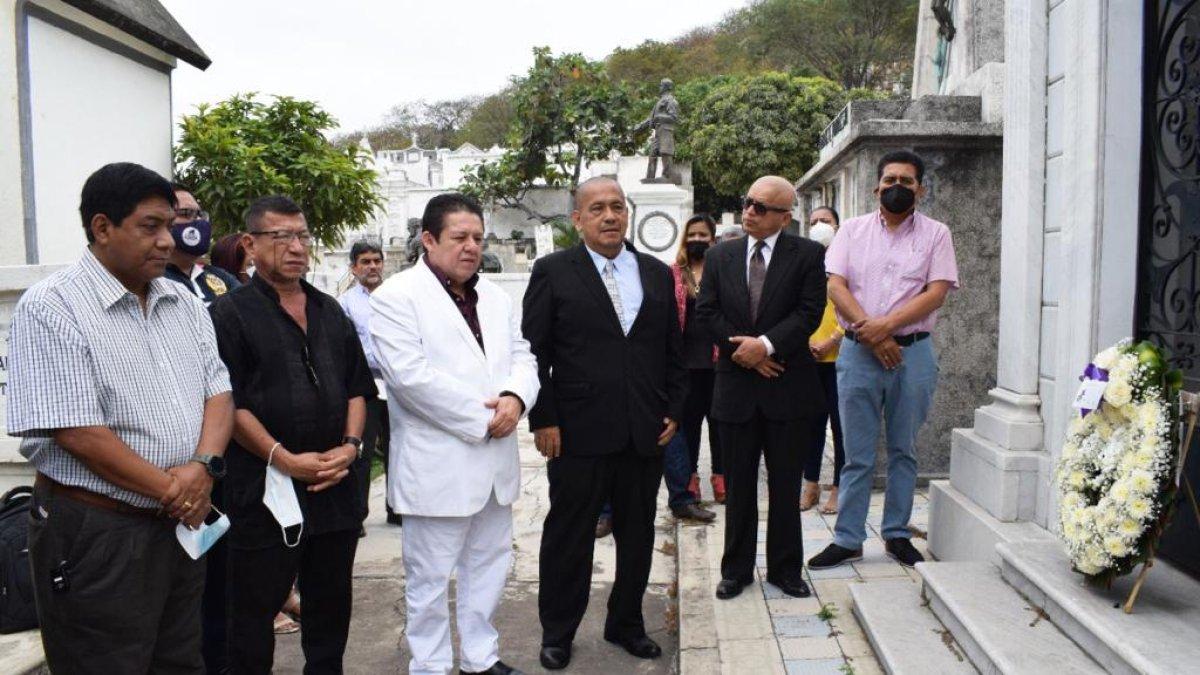 docentes y médicos asistieron a la romería al pie de la tumba del doctor Alejo Lascano Bahamonde.