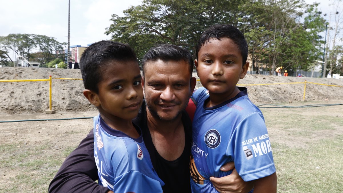 Su padre, Rolando Lara (c), ha inculcado a sus hijos Joseph (i) y Thiago (d) el cariño por el fútbol, su hermano mayor, Adrián, estuvo en las formativas de Emelec.