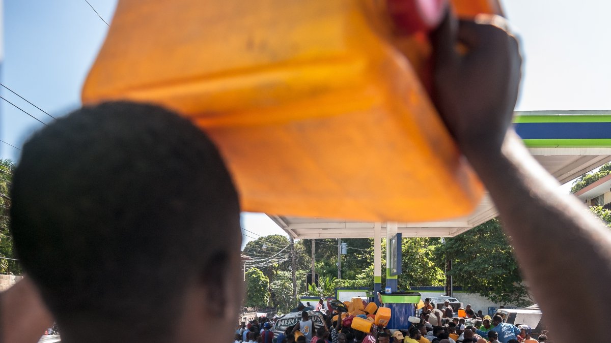 Varias personas esperan poder conseguir un poco de gasolina en una estación de combustibles, en Puerto Príncipe (Haiti). EFE/Johnson Sabin