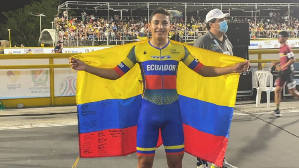 Nicolás García muestra con orgullo la bandera tricolor tras ser campeón mundial.