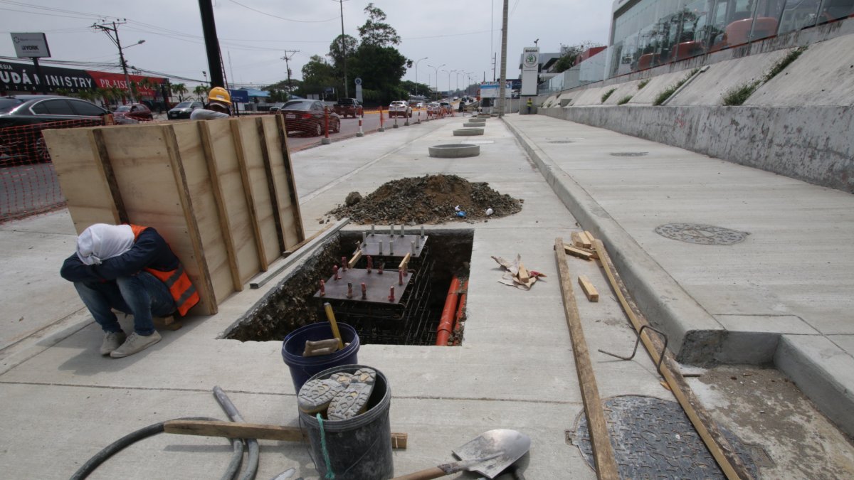 Obreros. A las 11:00 de ayer se vio a obreros sentados descansando o chateando en los celulares. Se entiende que por la hora todavía no estaban en el tiempo del almuerzo y reposo.