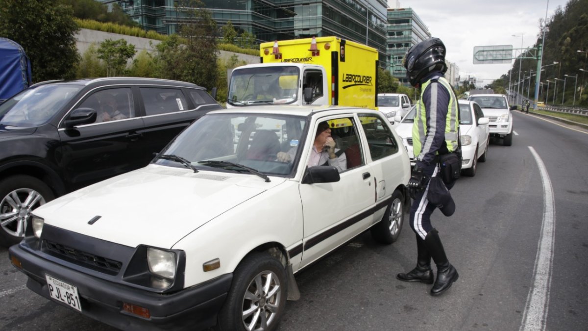 Control. Agentes se volcaron a las calles para revisar el cumplimiento de la medida vehicular.