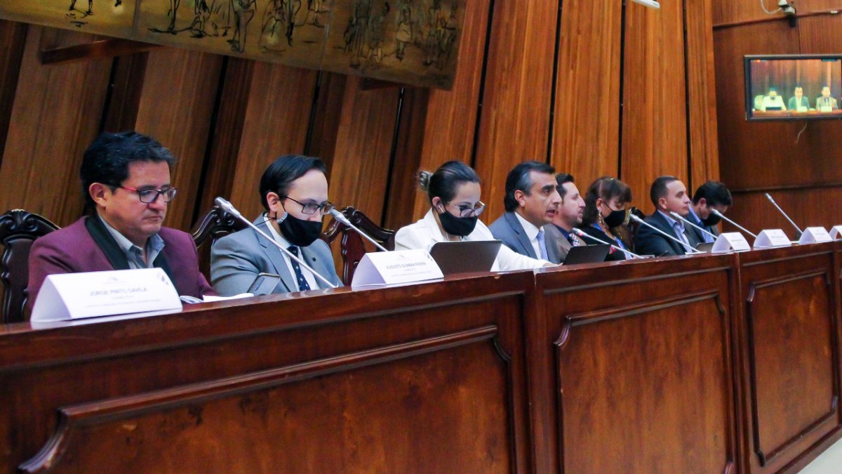 Sesión.  La lectura, debate y aprobación del informe sobre la crisis carcelaria se instaló pasadas las 17:00.