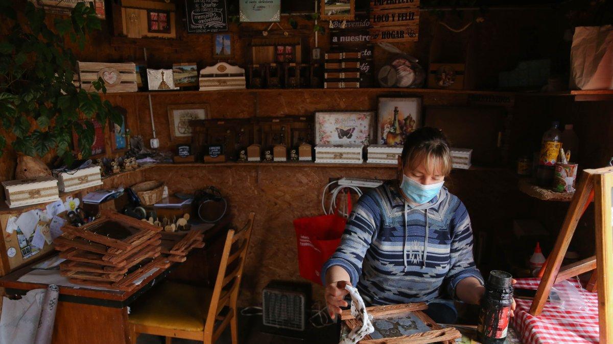 Atractivo. La artesana Micaela Kramer trabaja en una pieza dentro del antiguo vagón de tren que sirve de taller en su pueblo.