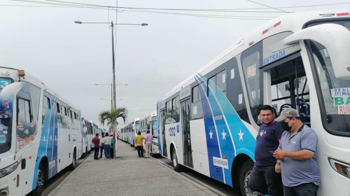 El plantón de buses en la avenida 25 de Julio.