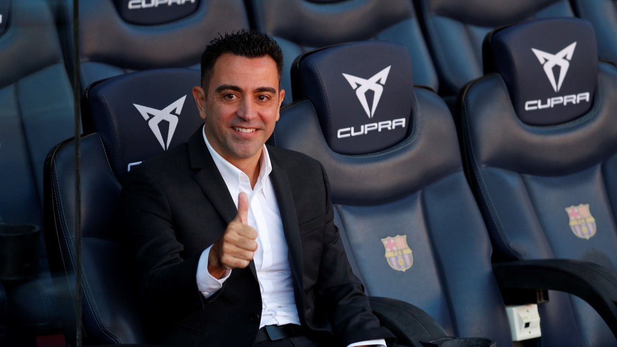 El nuevo entrenador del FC Barcelona, Xavi Hernández, posa en el banquillo del Camp Nou tras finalizar el acto de presentación como entrenador blaugrana.
