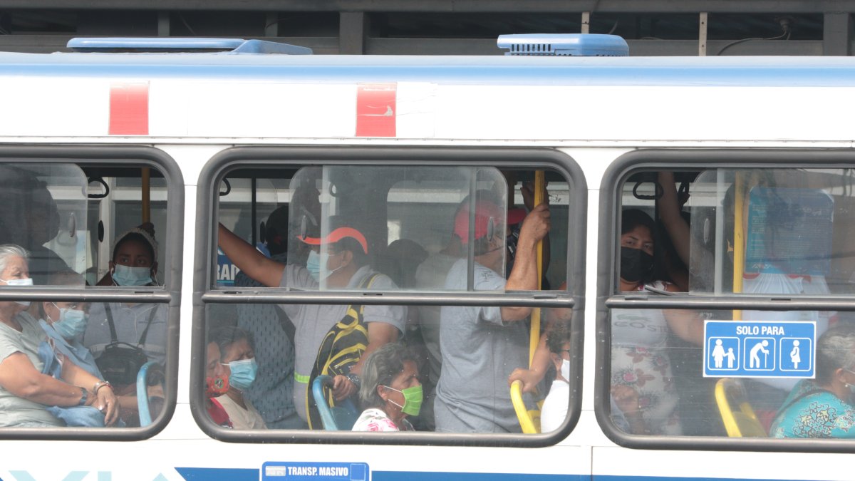 Metrovía. A las 10:00, cuando ya no era la hora pico, la metrovía circulaba llena de pasajeros.