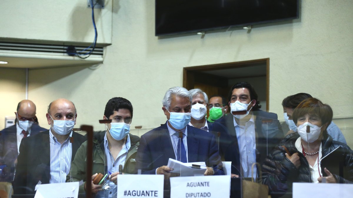 Legisladores de la oposición mientras celebran tras la sesión de juicio político al presidente Piñera. Johanna Zárate / efe