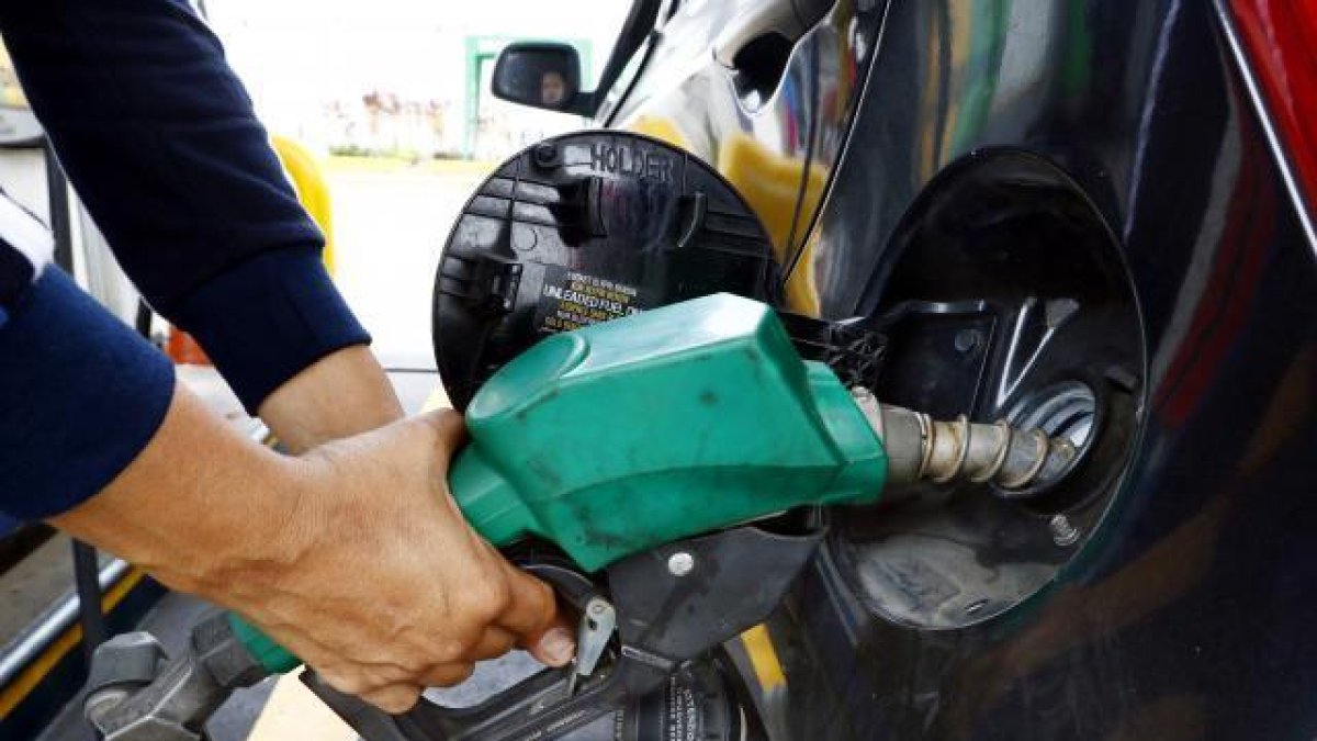 Entre las razones de que la inflación anual es más alta está el precio del combustible |