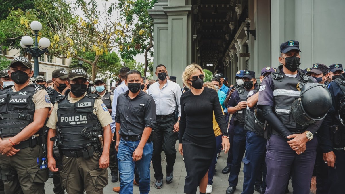 Figura. Viteri y parte de su equipo durante una reciente aparición pública.