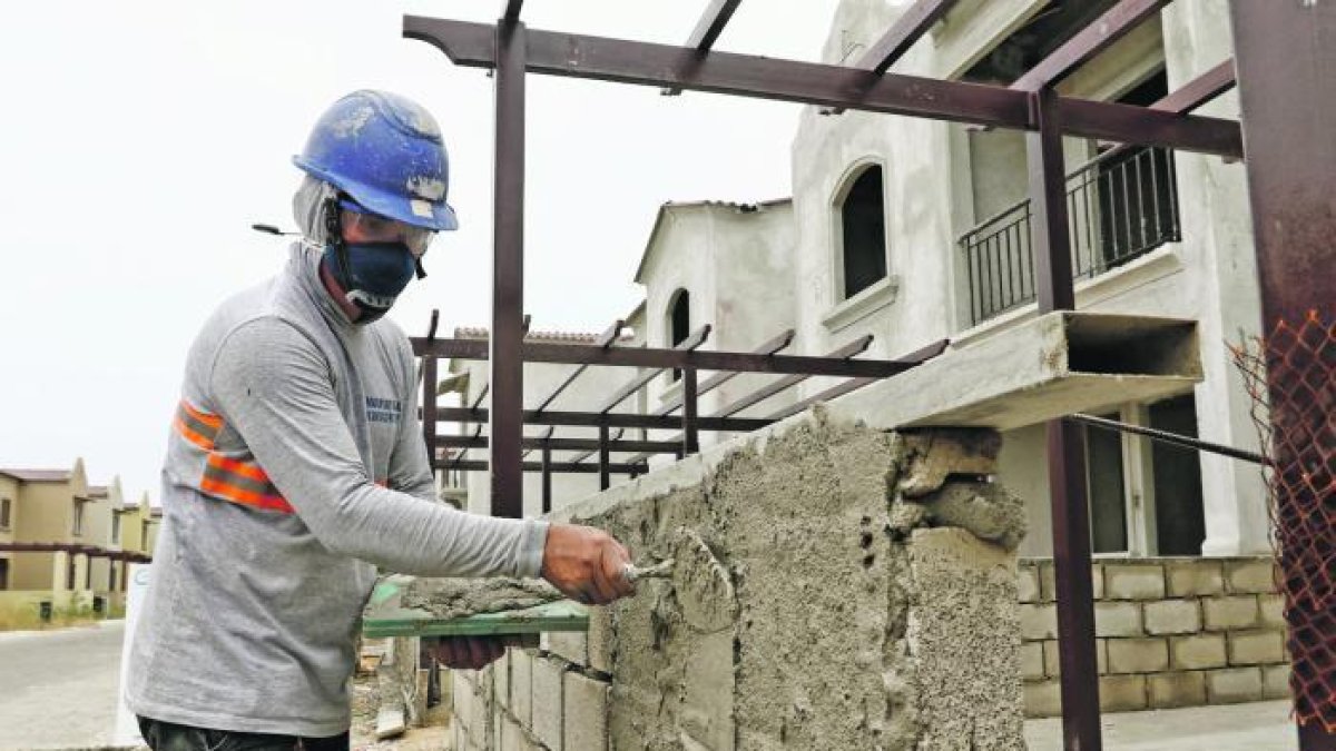 Un albañil construye una vivienda  en un proyecto habitacional. |