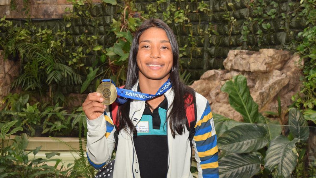 La luchadora Lucía Yépez muestra su medalla de oro obtenida en el Mundial Juvenil de Serbia.