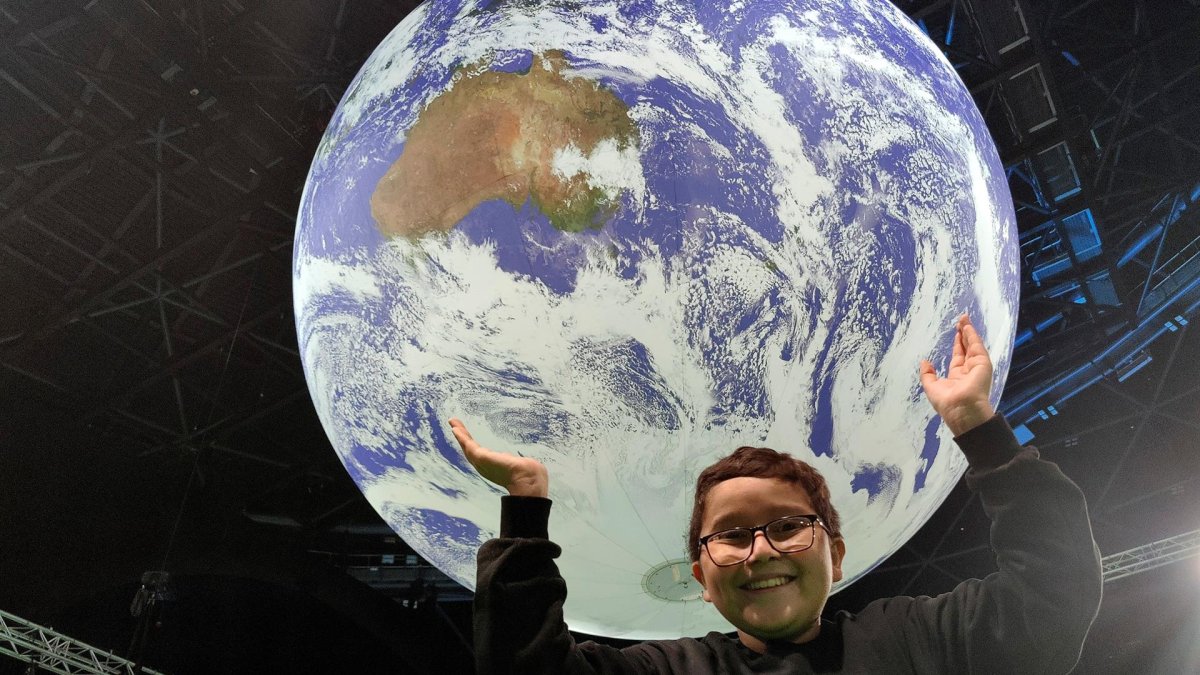 El colombiano Francisco Vera, de 12 años, posa durante una entrevista con la Agencia Efe en el ámbito de la cumbre del clima de la ONU en Glasgow (Reino Unido).