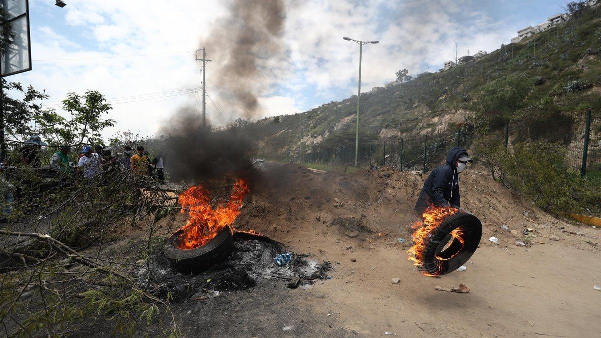 Manifestantes bloquean una vía durante las movilizaciones en Ecuador el pasado mes de octubre.