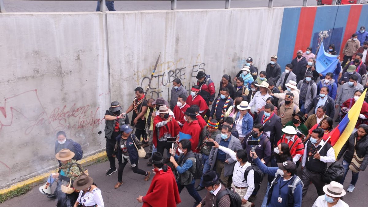 La Conaie se traslada por las calles de Quito rumbo al Palacio de Carondelet.