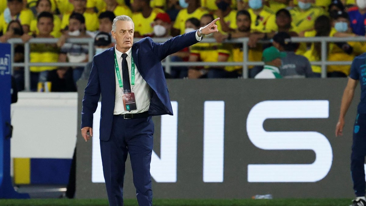 El entrenador de Ecuador Gustavo Alfaro dirige ante Colombia hoy, en una imagen de archivo.
