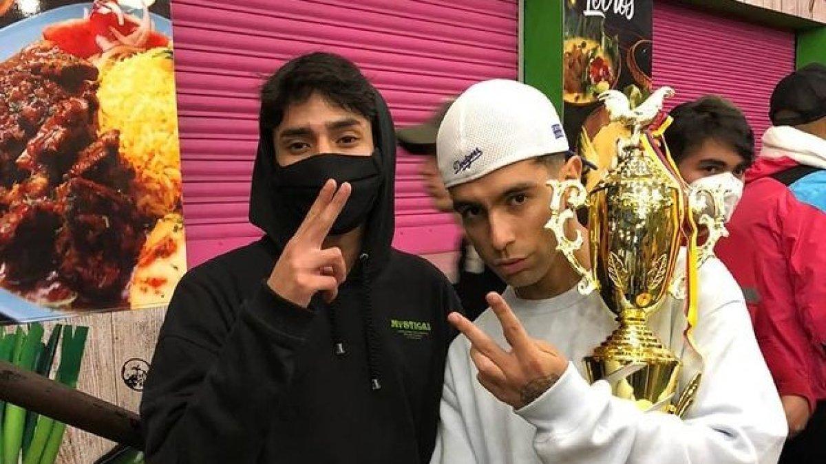 El ecuatoriano Andy Novem (i) junto a Teorema, ambos se encontraron en la final de Hallofree disputada en Quito.