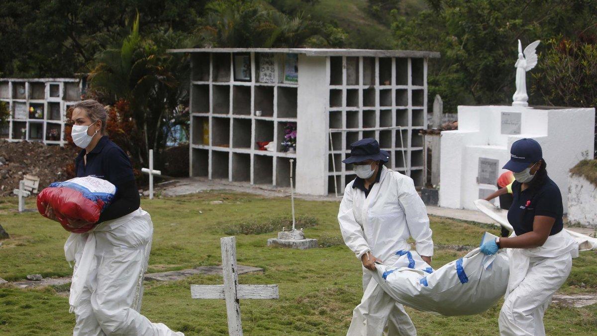 Expertas forenses de la Unidad de Investigación y Acusación (UIA) de la Jurisdicción Especial para la Paz (JEP) , en una fotografía de archivo.