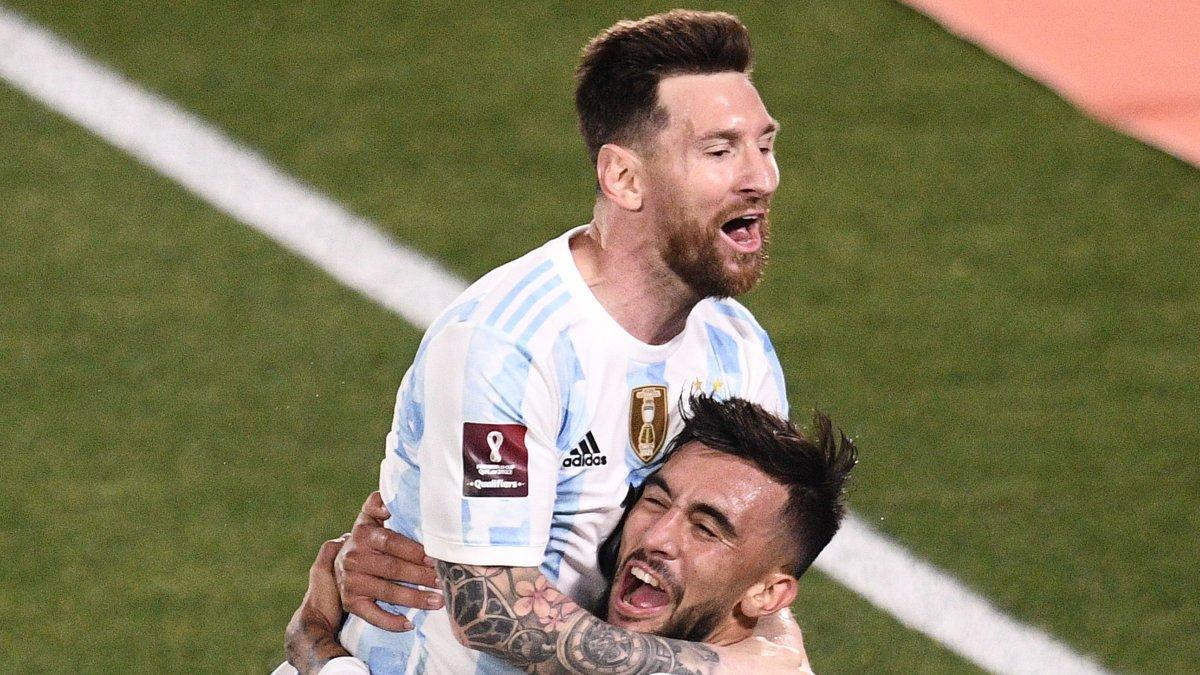 Nicolás González celebra con Lionel Messi una anotación de Argentina.